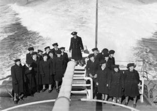 2013.70.626 Shore posted Wrens are welcomed aboard an unknown RN ship during exercises in the Hauraki Gulf, 1945. Image: 2013.70.626 Shore posted Wrens are welcomed aboard an unknown RN ship during exercises in the Hauraki Gulf, 1945.