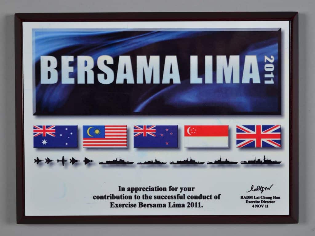 2018.136.3 Plaque, Bersama Lima 2011 Presented to HMNZS Te Kaha