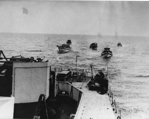 AAS 0071 Taupo towing Korean fishing boats (1) HMNZS Taupo towing Korean fishing boats