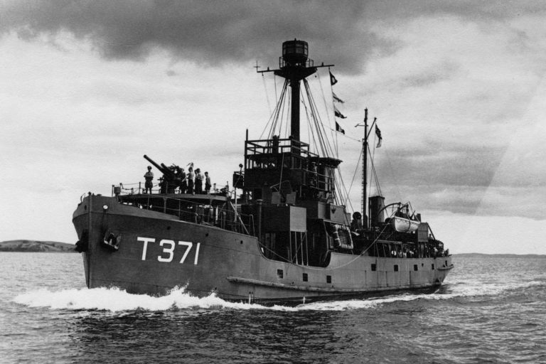 HMNZS Breeze Off Kawau Island (1) HMNZS Breeze off Kawau Island